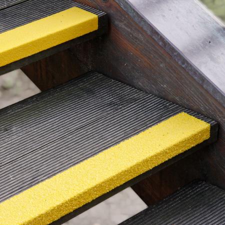 Stufenkanten, Podestplatten aus GFK mit Aluminiumoxid besandet